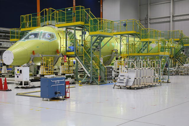最終組立工場で作業が進むMRJ70の飛行試験初号機となる8号機（三菱航空機提供）
