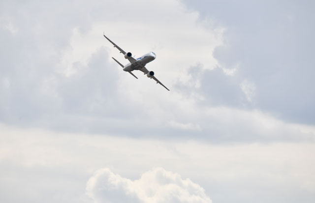 ファンボロー航空ショー3日目の飛行展示で翼を左右に大きく振るMRJ＝18年7月18日