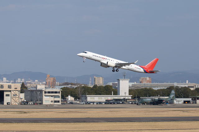 県営名古屋空港を離陸し初飛行する三菱スペースジェットの飛行試験10号機JA26MJ＝20年3月18日