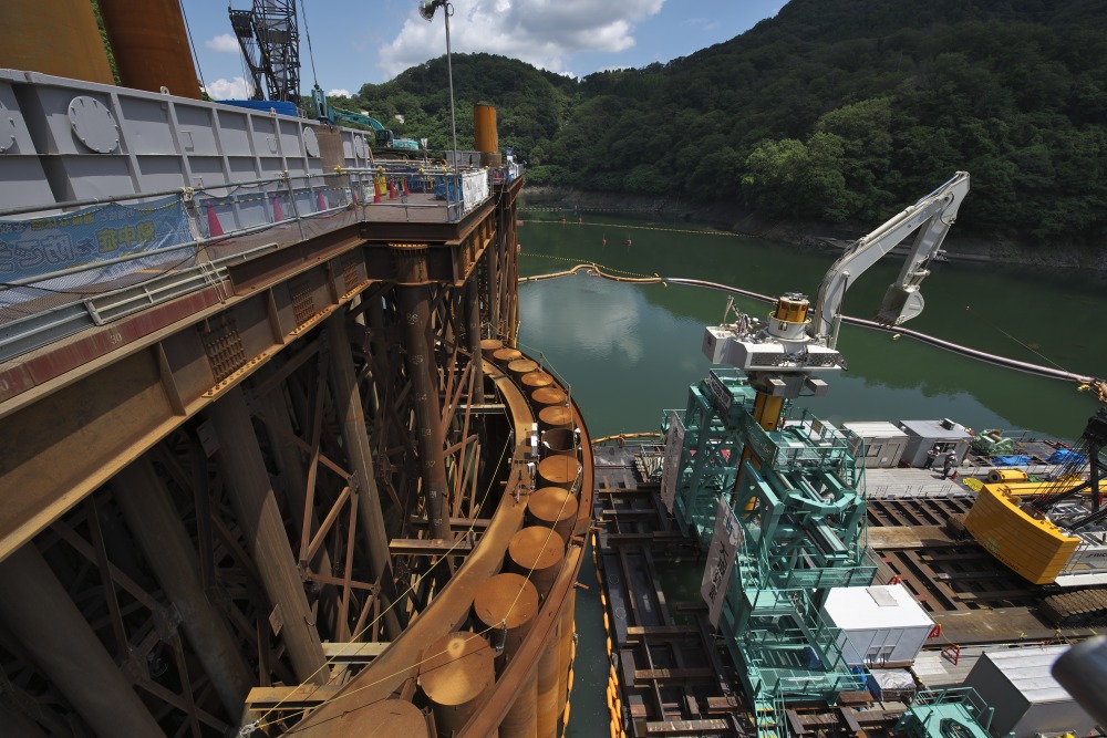京都府宇治市郊外に位置する天ケ瀬ダムの改造工事を進めているところ