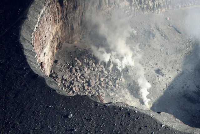 小規模噴火が発生した浅間山の火口付近
