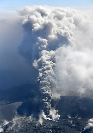 約 6年ぶりに噴火　火山灰を噴き上げる霧島山の新燃岳　宮崎・鹿児島県境付近で　2017年10月11日午前9時55分 撮影