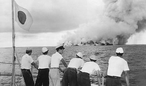噴煙を上げる明神礁とそれを眺める船員（1952年）