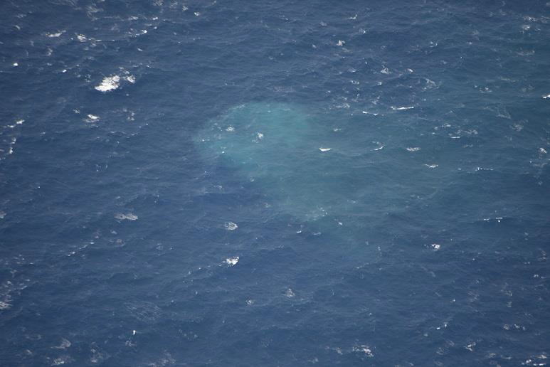 明神礁付近の変色水（2023年1月26日13:18 撮影）　「 明神礁付近の変色水について（1月26日観測）　海上保安庁　令和5年1月26日 」 より