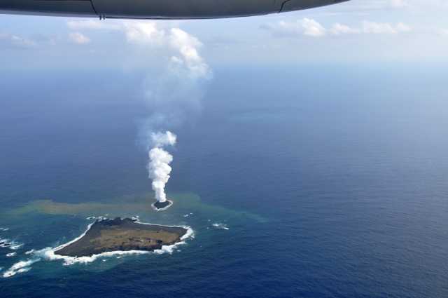 西之島（西ノ島）　新島　西之島付近 2013年11月21日14:04 海上保安庁撮影　西之島の南東沖で噴火活動継続中. 新島の大きさ約100ｍ×約200ｍ