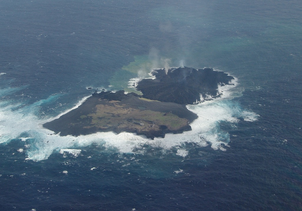 西之島（西ノ島） 北西側 2013年12月28日12:55頃 海上保安庁撮影
