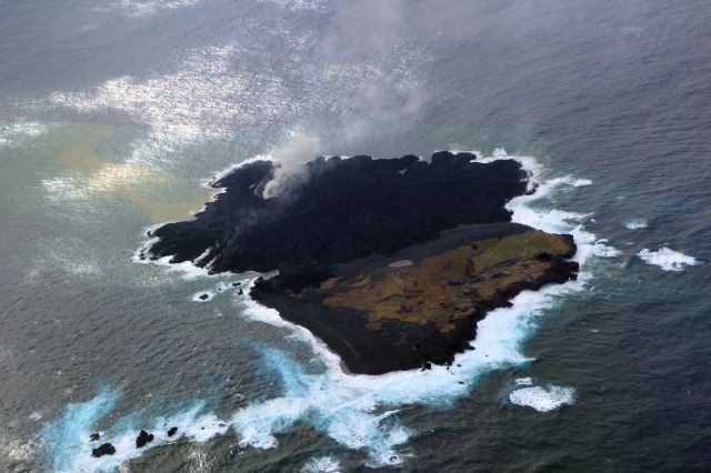 西之島（西ノ島） 北側から 2014年1月20日10:07 海上保安庁撮影　活動確認から2ヶ月経過. 活発な活動を継続中