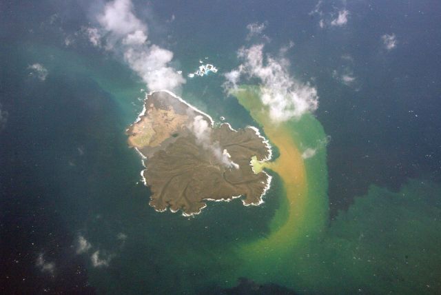 西之島（西ノ島） 2014年2月2日12:52 海上保安庁撮影　溶岩流が拡大している