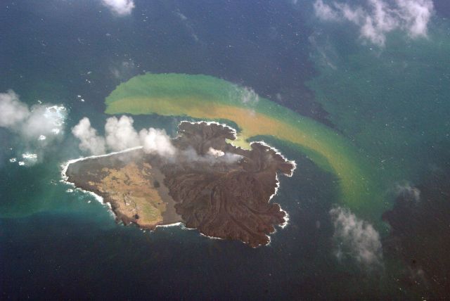 西之島（西ノ島） 北西側から 2014年2月2日12:51 海上保安庁撮影　溶岩流が拡大している