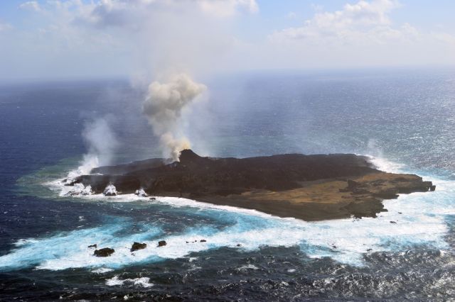西之島（西ノ島） 2014年2月21日13:49 海上保安庁撮影　噴煙を3カ所で確認