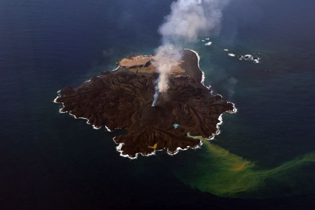 西之島（西ノ島） 2014年2月28日14:07 海上保安庁撮影　噴煙を2カ所で確認