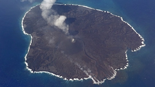 西之島（西ノ島）全景 2015年5月12日　海上保安庁撮影　南東側に流れ海岸線に達した溶岩流