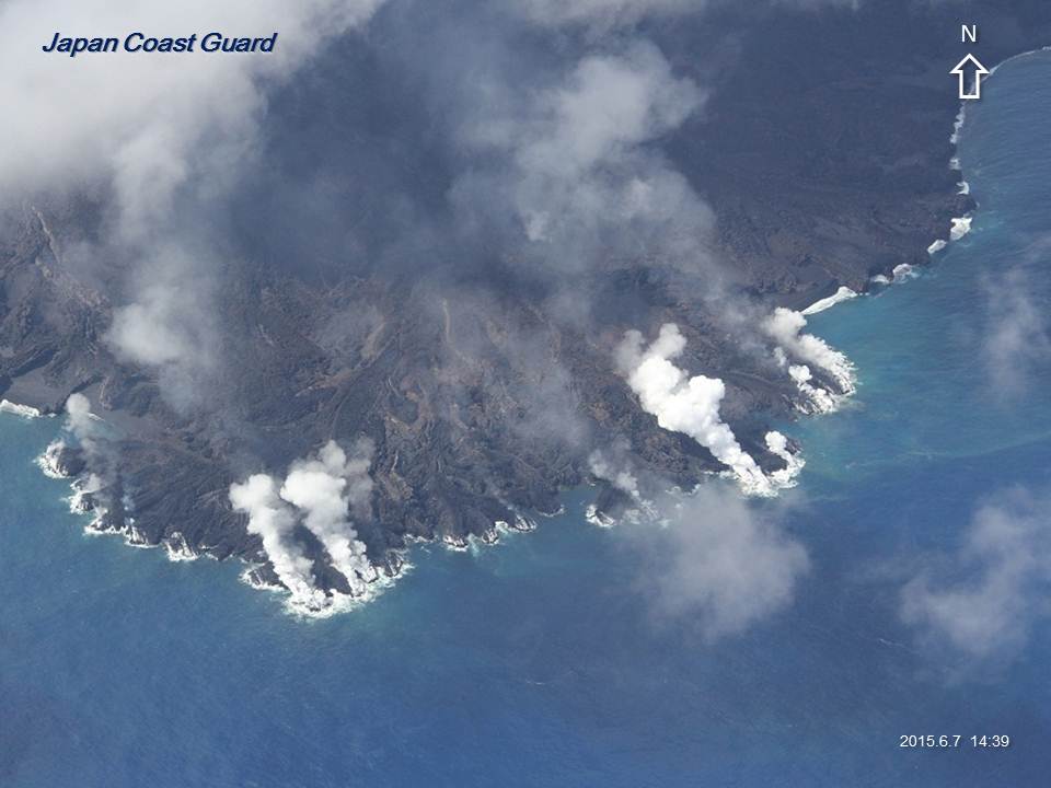 2015年6月7日　海上保安庁撮影　第7火口と溶岩流