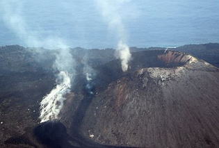 1年5ヶ月ぶりに噴火が確認された 西之島 （新島） （拡大）　2017年4月20日　海上保安庁撮影