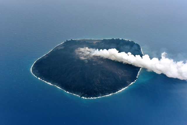 噴煙の高さや、激しく噴煙を噴き上げる噴火の様は、西之島（西ノ島）（新島）の面積を急拡大させていたときの噴火の状態と変わりません　全景1　2017年4月21日午前9時18分撮影