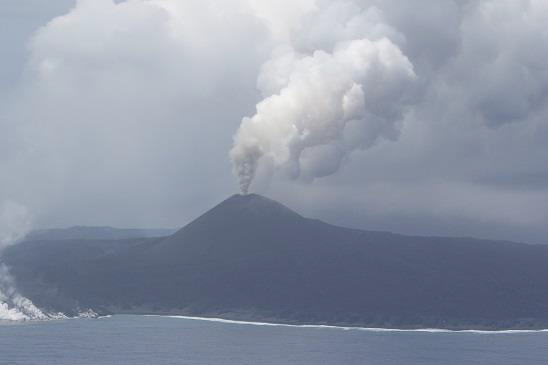 西之島 新島 南側から見た噴煙の状況 2017年5月24日 海上保安庁撮影