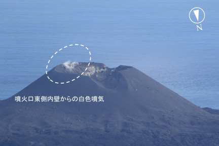 西之島 新島 火砕丘中央の噴火口東側内壁からの白色噴気 2017年8月24日 海上保安庁撮影