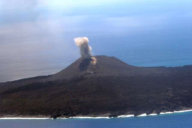 西之島 新島 11ヶ月ぶりに噴煙を確認　（2018年7月12日撮影）