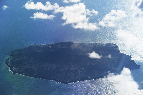 西之島 新島 東方から撮影　（左側写真）
