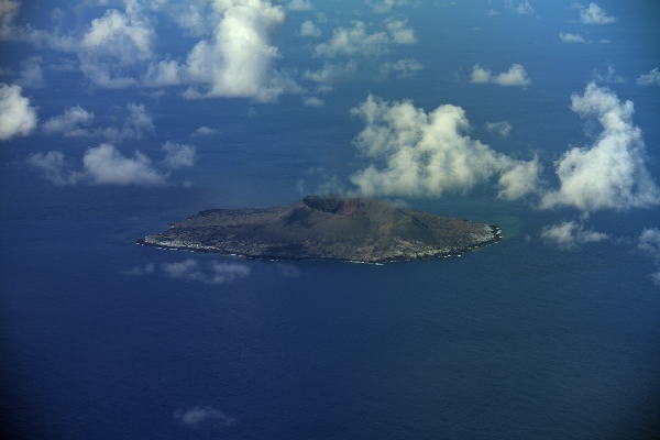 西之島 新島 西方から撮影　（右側写真）