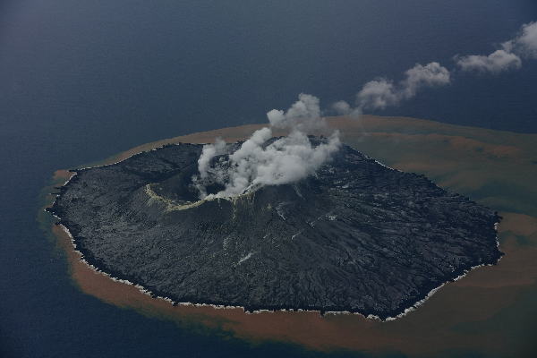 2022年3月15日 西之島 新島 南東方から撮影　（左側写真）