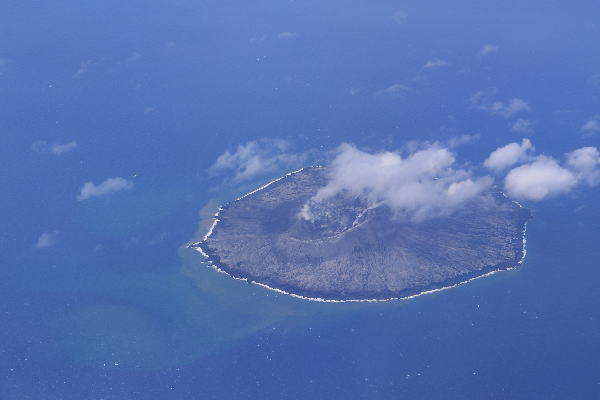 2022年7月11日 西之島 新島 南東方から撮影　（左側写真）