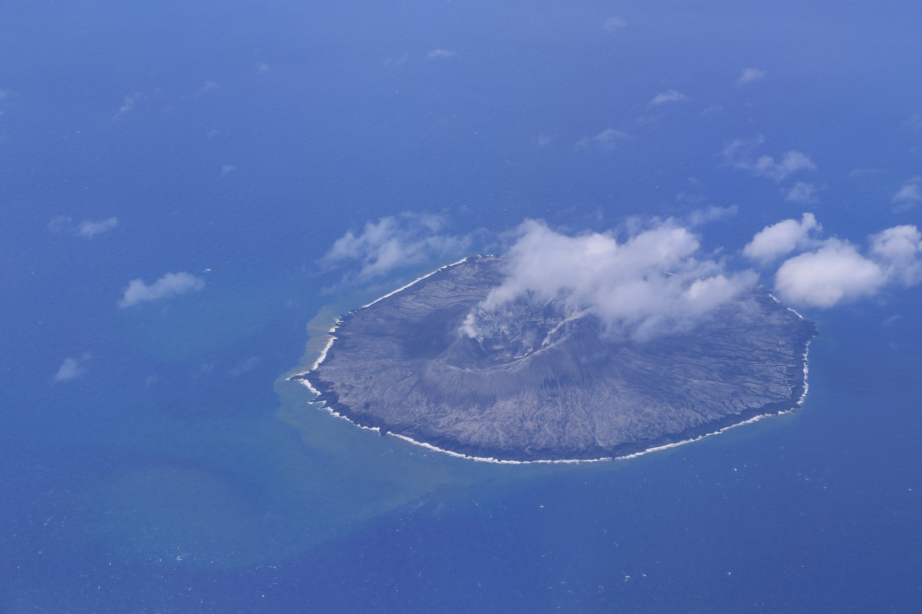 西之島　新島　南東方から撮影 （2022年7月11日撮影）
