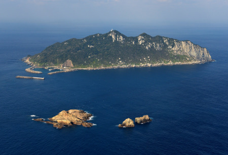 玄界灘に浮かぶ沖ノ島 手前は左から小屋島、御門柱、天狗岩