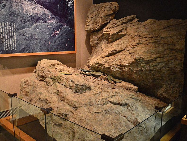 （下写真）沖ノ島の祭祀遺構の特徴は、考古遺跡ながら埋蔵文化財化しておらず、遺構や遺物が千年以上も地表に露出したまま荒らされずに残されている点にあります