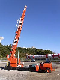 ランチャーに搭載されたS-310ロケット1号機 実物大模型 （JAXA/ISAS内之浦宇宙空間観測所KS台地） 「 S-310ロケット - Wikipedia 」 より