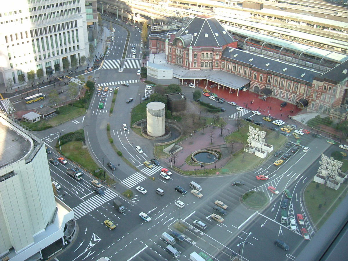 2004年に撮影した改修前の駅前広場。昔の都電の路線跡が弓形の道路として残り、駅前広場を分断していた（写真：東京都）
