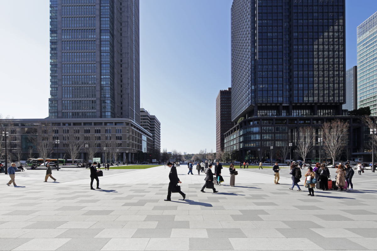 東京駅丸の内駅前広場から行幸通りを望む。東京駅と皇居を結ぶ一体的な景観軸を創出した