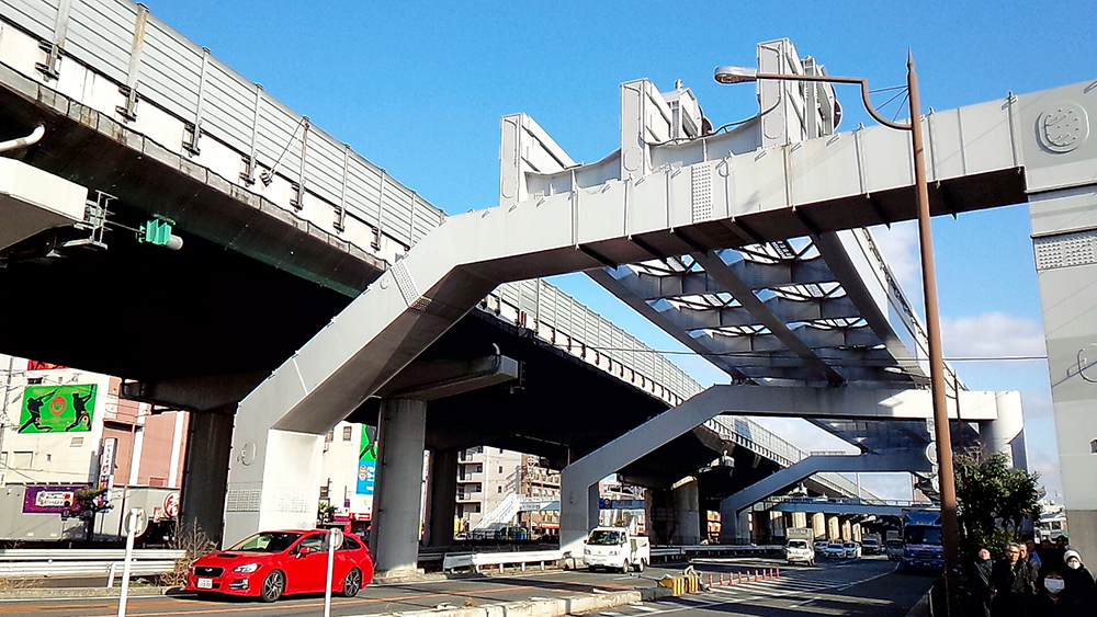 大阪モノレールの終端部分。この先、直下を行く大阪中央環状線にほぼ沿って南へとレールが延びる