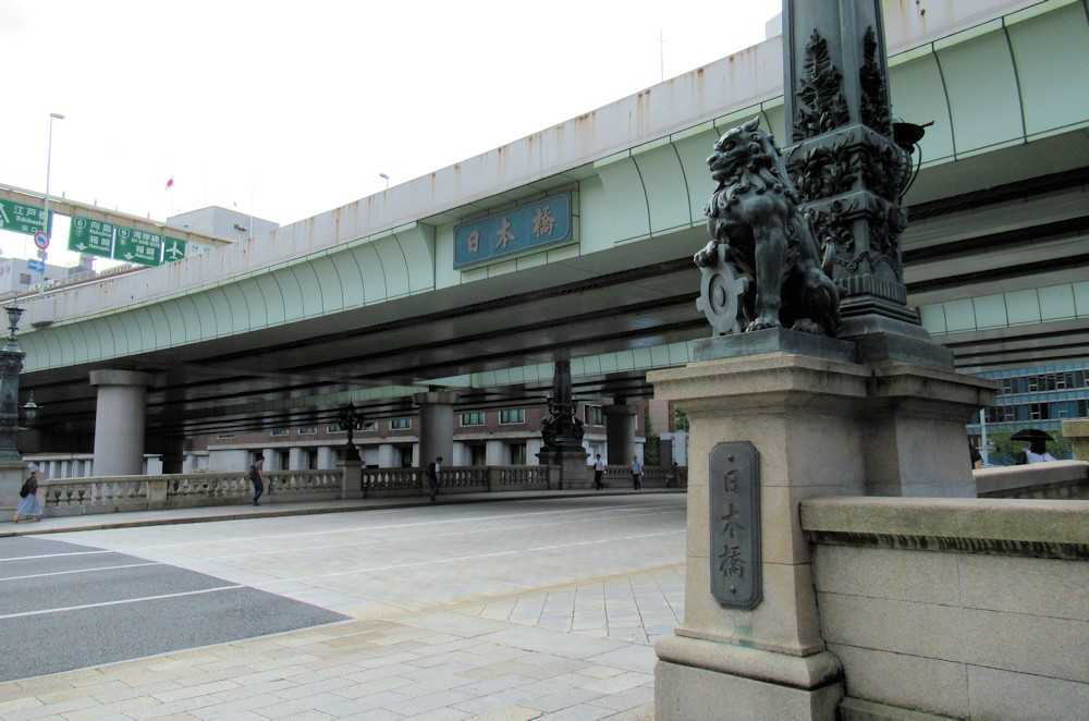 国の重要文化財に指定されている日本橋　日本橋の上を覆う 1963年建設の首都高速道路高架橋