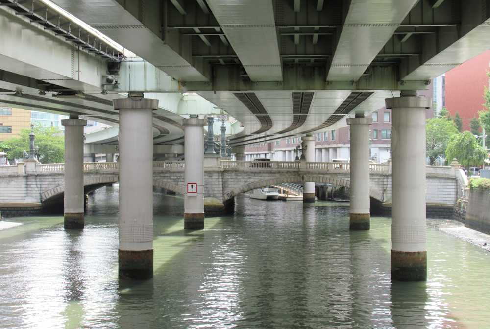 日本橋川の上に架設された首都高速道路　向こうに見えるのが日本橋