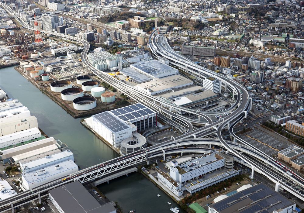 横浜環状 北線 「首都高速 神奈川7号 横浜北線」（K7）　生麦ジャンクション（JCT）。写真の左上から右下に伸びる道路が横羽線（右下方向が東京側）。写真の上方やや右手に、横浜北線「横浜北トンネル」の坑口や岸谷生麦出入り口付近が見える。横浜北トンネルと生麦JCTとを接続する高架部は、いずれも橋桁を全て架設済み