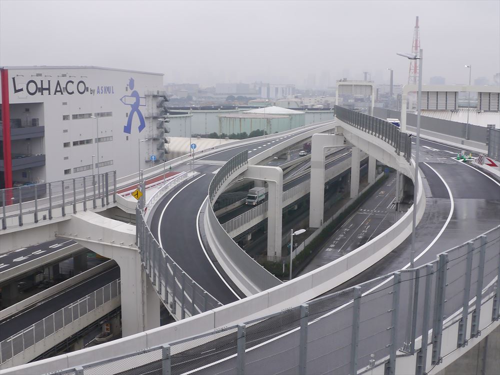 横浜環状 北線 生麦JCTの上部　写真のやや左手の中層高架が首都高横羽線で手前が東京方面、奧が横浜方面