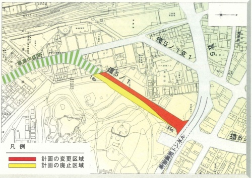 道路変更区域図。当初の計画では、新宿御苑の敷地である黄色い部分を道路区域として定めていた。黄色い部分には、落羽松の群落などがある（資料：東京都）