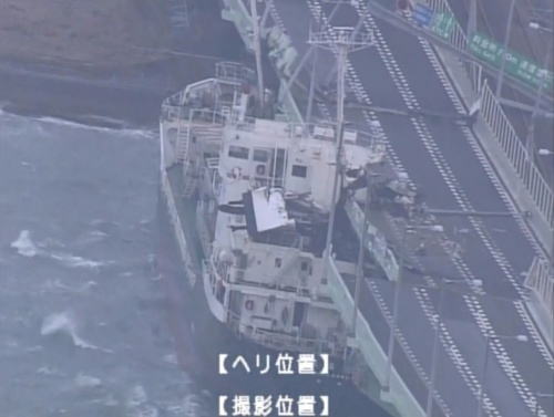 台風21号の影響で、関西国際空港連絡橋に衝突したタンカー（写真：国土交通省近畿地方整備局）