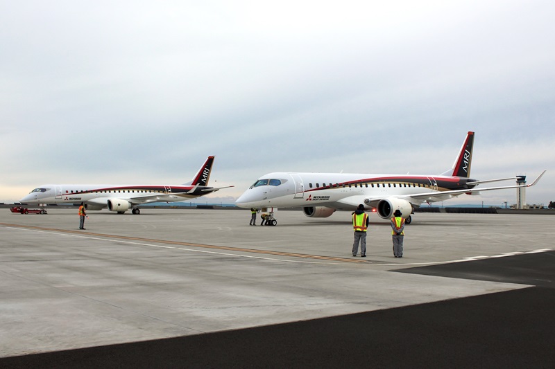 グラント・カウンティ国際空港で並ぶ MRJ 飛行試験機 1号機(奥)と4号機(手前)