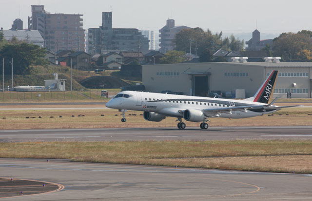 県営名古屋空港を離陸し初飛行するMRJの飛行試験3号機（1/3）（三菱航空機提供）
