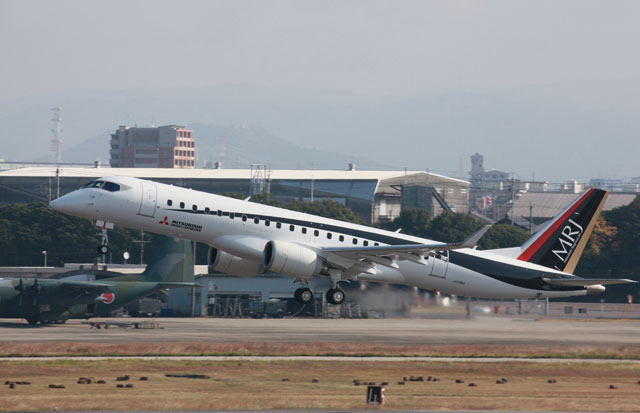 県営名古屋空港を離陸し初飛行するMRJの飛行試験3号機（2/3）（三菱航空機提供）