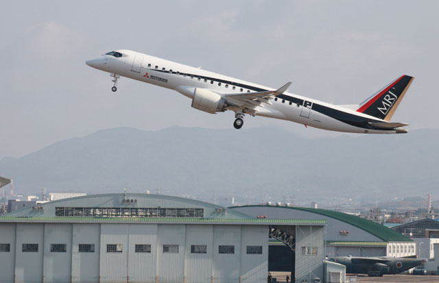 県営名古屋空港を離陸し初飛行するMRJの飛行試験3号機（3/3）（三菱航空機提供）