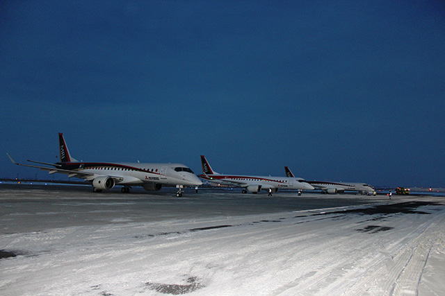 米モーゼスレイクの試験拠点に並ぶMRJ飛行試験機（左から）初号機、2号機、4号機（三菱航空機提供）