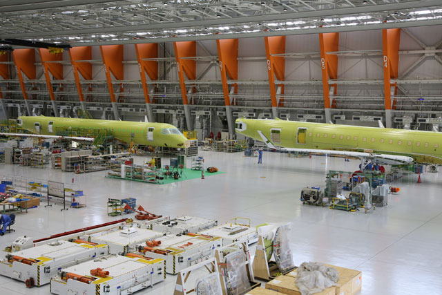最終組立工場で作業が進むMRJ90の6号機（右）と7号機（三菱航空機提供）
