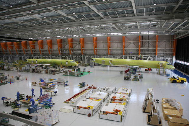 最終組立工場で作業が進むMRJ90の6号機（右）と7号機（三菱航空機提供）