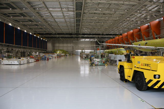 最終組立工場で作業が進む（右手前から反時計回りに）MRJ90の6号機、7号機、MRJ70の飛行試験初号機となる8号機（三菱航空機提供）