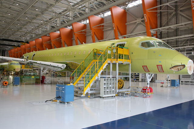 最終組立工場で作業が進む（手前から）MRJ90の6号機、7号機（三菱航空機提供）