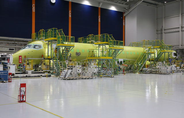 最終組立工場で作業が進むMRJ70の飛行試験初号機となる8号機（三菱航空機提供）