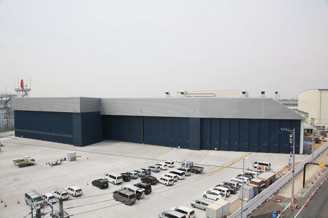 最終組立工場の向かい側に建てられたMRJの塗装工場（三菱航空機提供）
